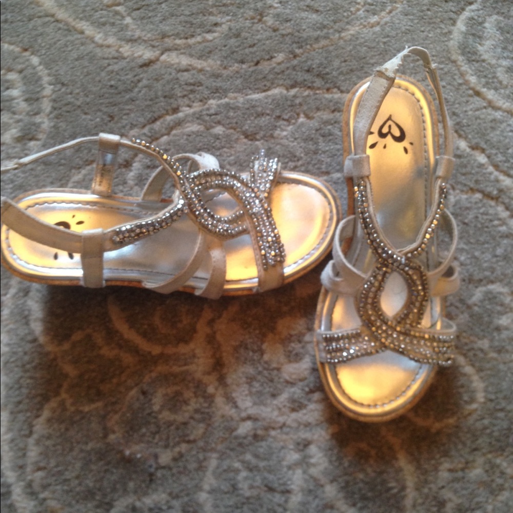 Size 1 wedges from justice .😊